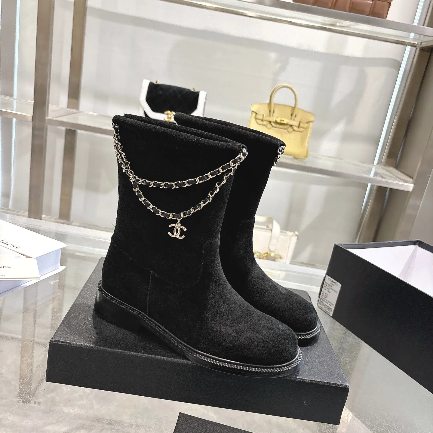 👟👟Ex-factory price 580👟👟 (Top version) CHANEL Chanel* Xiaoxiang new autumn and winter letter knight boots. This knight boot is really a representative of handsome fashion. The boots are embellished with Chanel letters, low-key yet luxurious! Simple, fashionable, individual and grand! The natural and smooth beauty has a beauty that is stunning in time. You should also show off your long legs in winter ~ Upper: imported calfskin Lining: water-dyed cowhide lining Heel height: about 3cm Size: 35-39 (40, 41 customization is not returnable)
